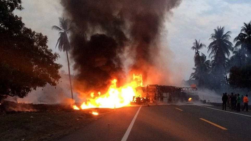 Σύγκρουση λεωφορείου με βυτιοφόρο στο κεντρικό Ιράν – 19 νεκροί (βίντεο)